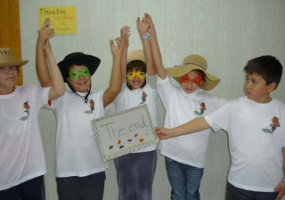  English camps with your friends. 
